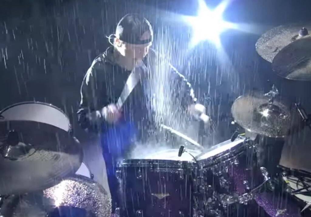 The water flying off of the drums when lars plays them is epic