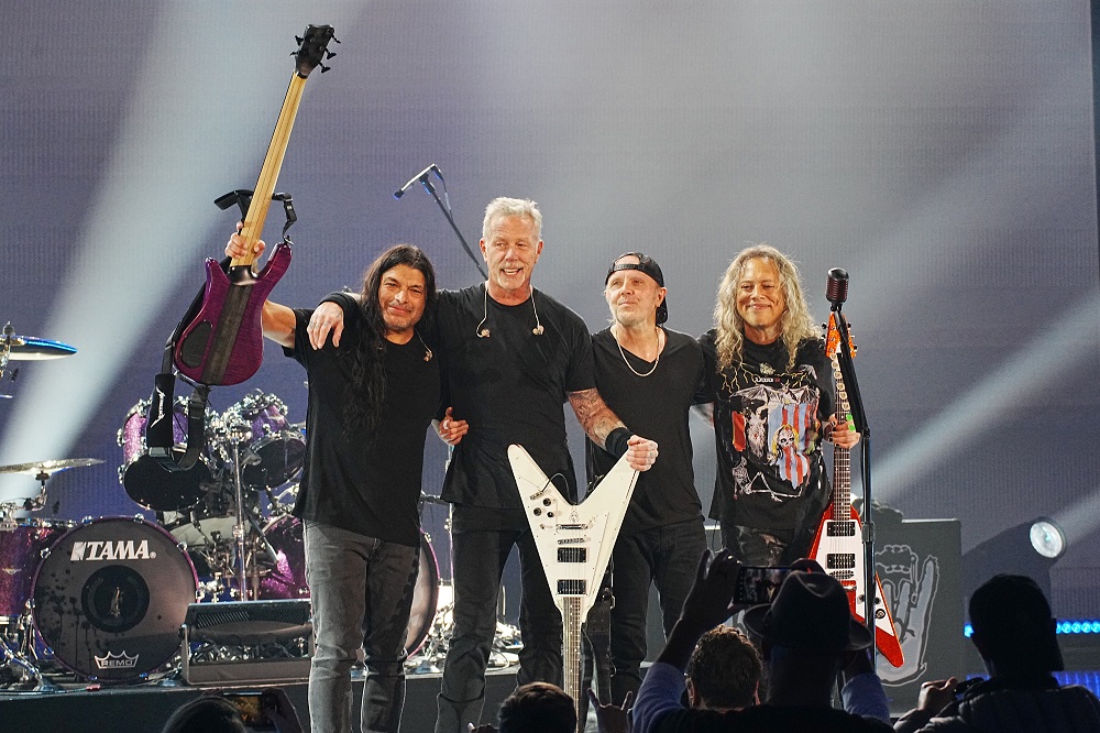 Rock Cellar Magazine - PHOTOS: Metallica Hosts Third 'Helping Hands' Concert/Auction, Plays Classics, Hits, Debuts “Lux Æterna” & More (Watch Re-Stream on Paramount+)