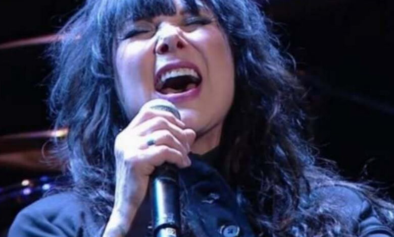 Ann Wilson singing Alone with Heart at the Royal Albert Hall