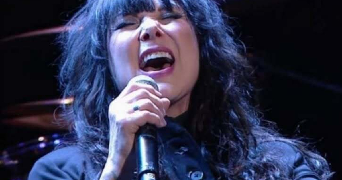 Ann Wilson singing Alone with Heart at the Royal Albert Hall