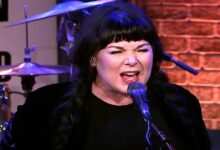 Ann Wilson sings into a microphone during Heart’s performance on The Howard Stern Show