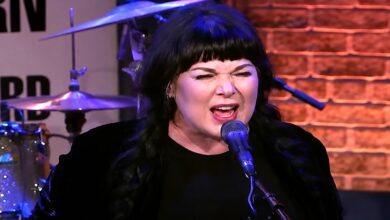 Ann Wilson sings into a microphone during Heart’s performance on The Howard Stern Show