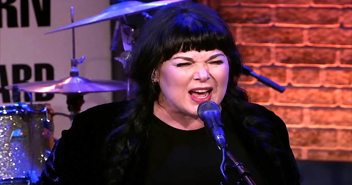 Ann Wilson sings into a microphone during Heart’s performance on The Howard Stern Show