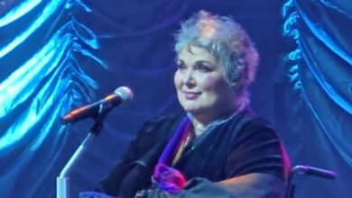 Ann Wilson seated onstage beneath blue lighting during Heart’s 2025 tour