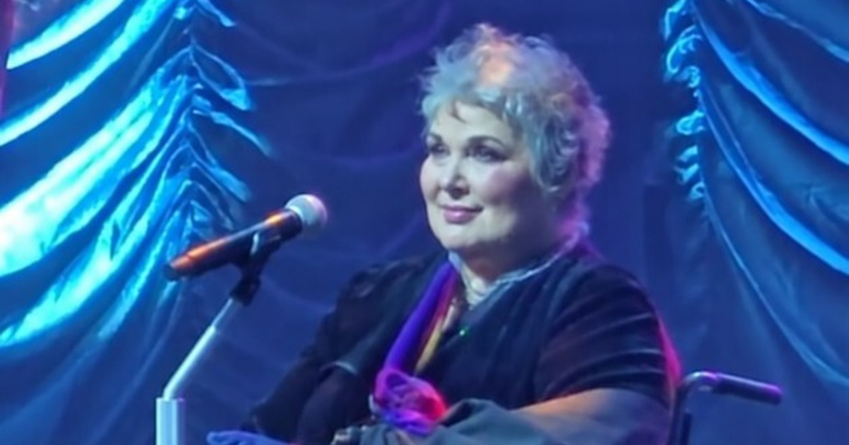Ann Wilson seated onstage beneath blue lighting during Heart’s 2025 tour