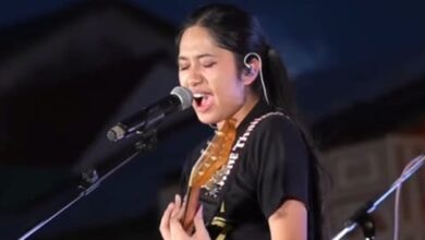 Nene Royal singing and playing guitar at her Phuket homecoming with Ozone