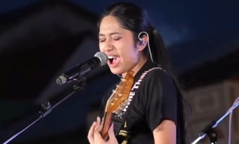 Nene Royal singing and playing guitar at her Phuket homecoming with Ozone