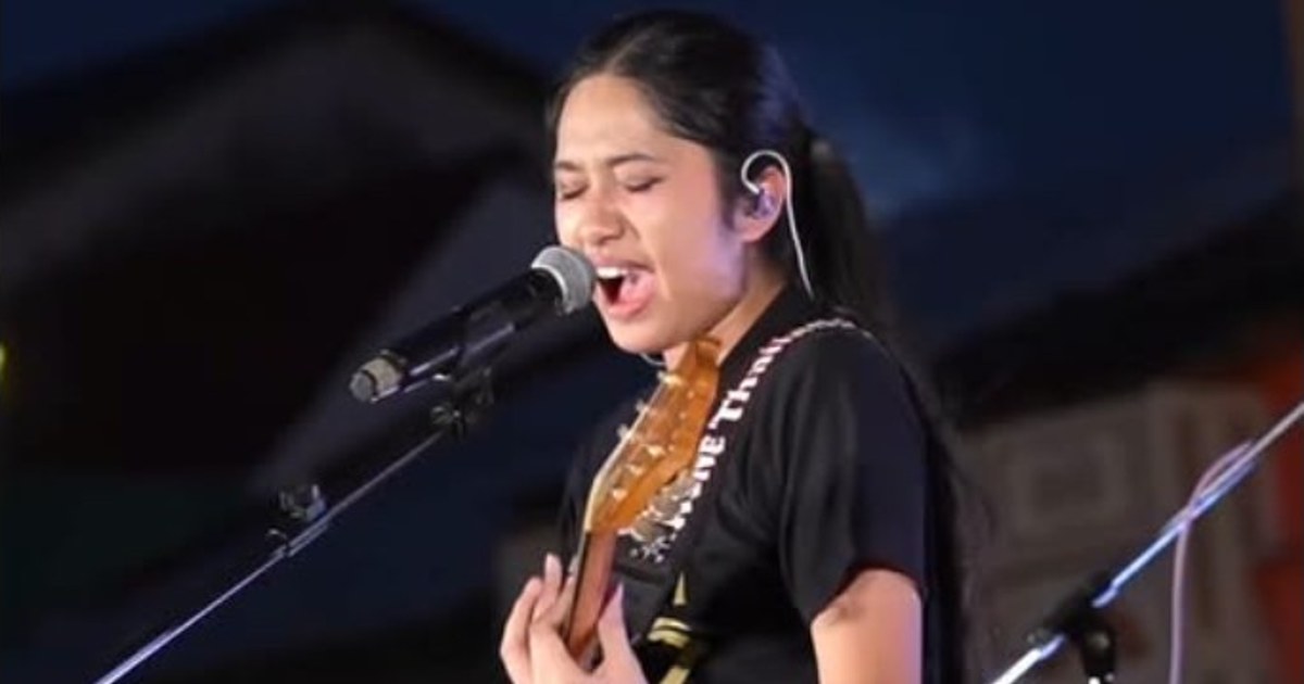Nene Royal singing and playing guitar at her Phuket homecoming with Ozone